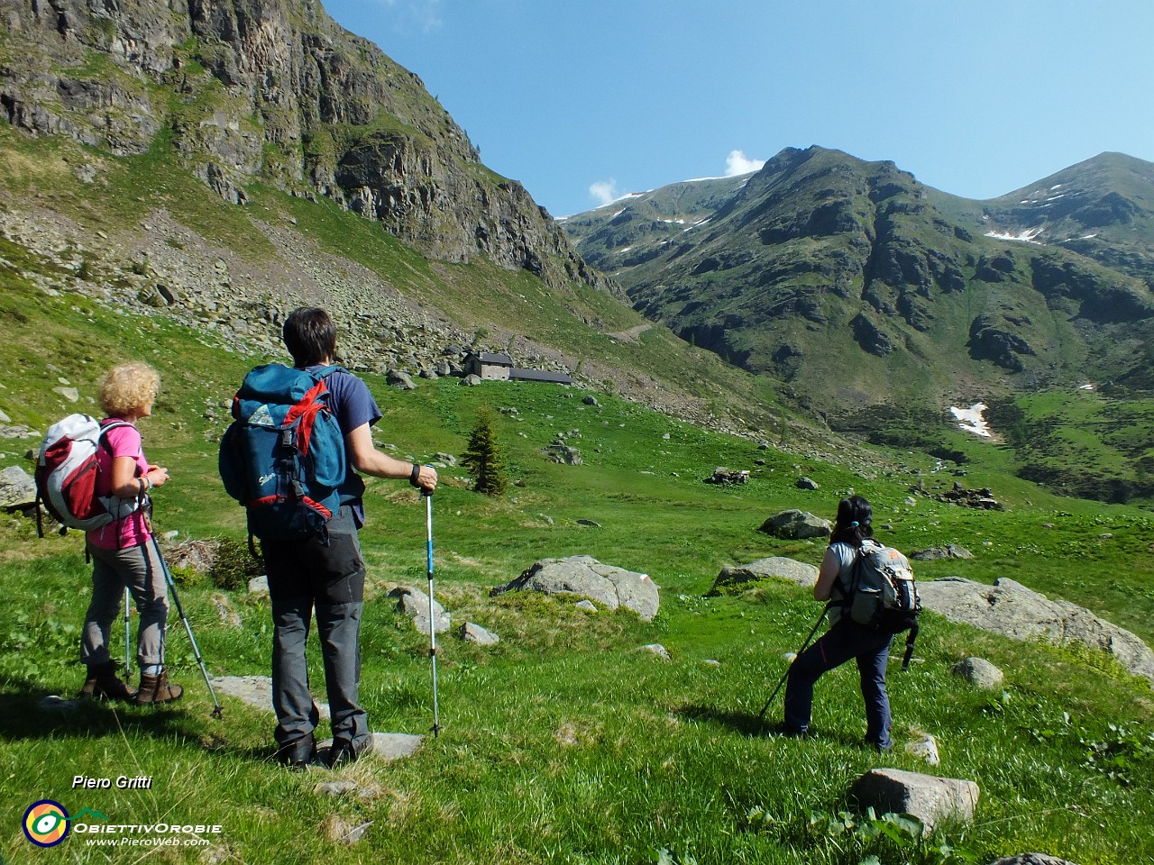 20 Sguardo indietro alla Malga Gaffione  (1825 m) e ai Monti del Matto e Pertecata.JPG